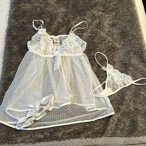 White babydoll lingerie set with matching thong and garter, size medium
